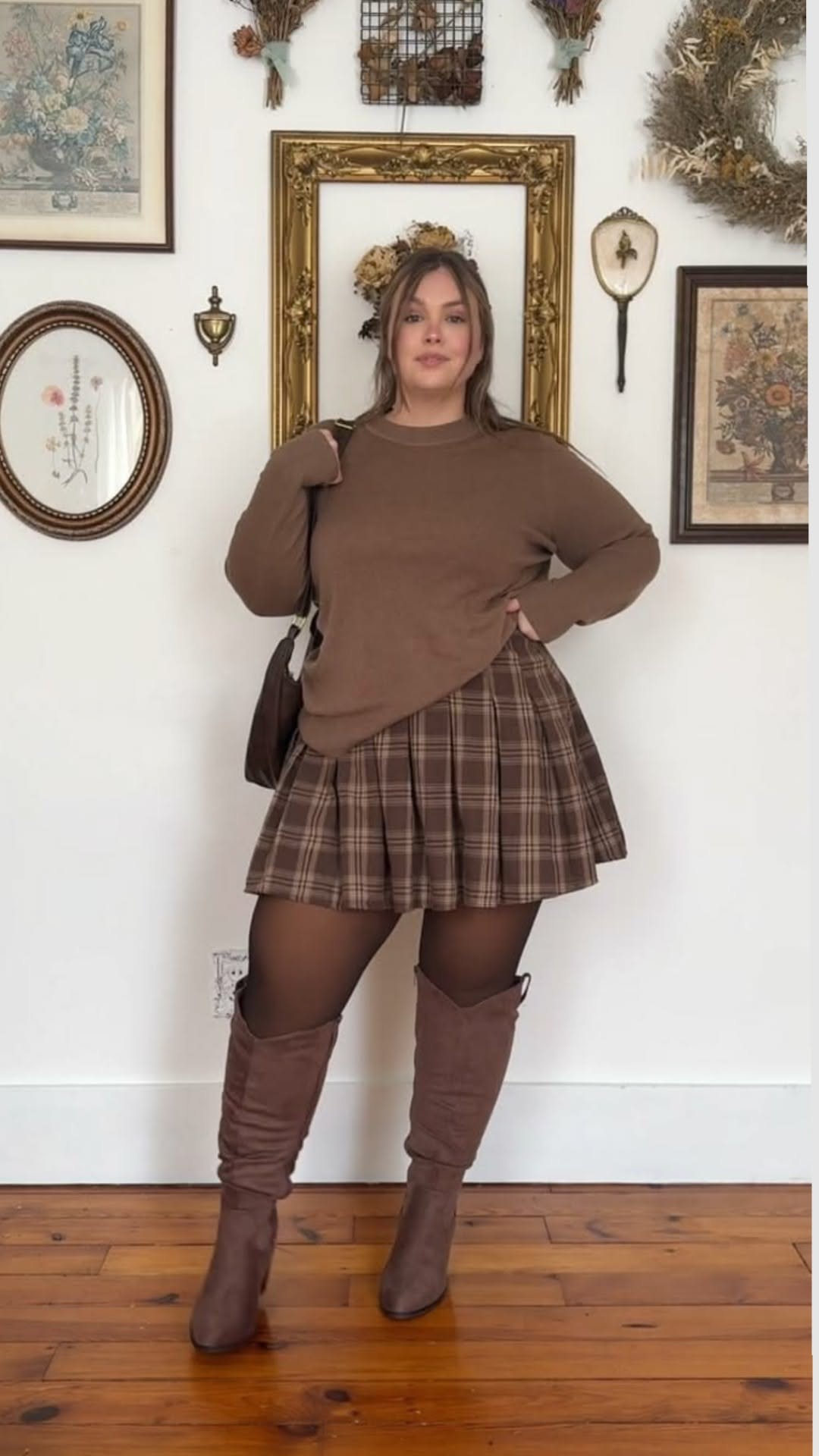 Pull col roulé crème avec jupe à carreaux et bottes hautes