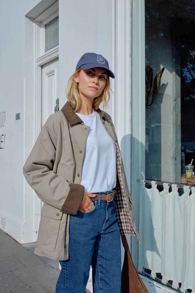 Tenue campagnarde avec veste camel et baskets rétro.