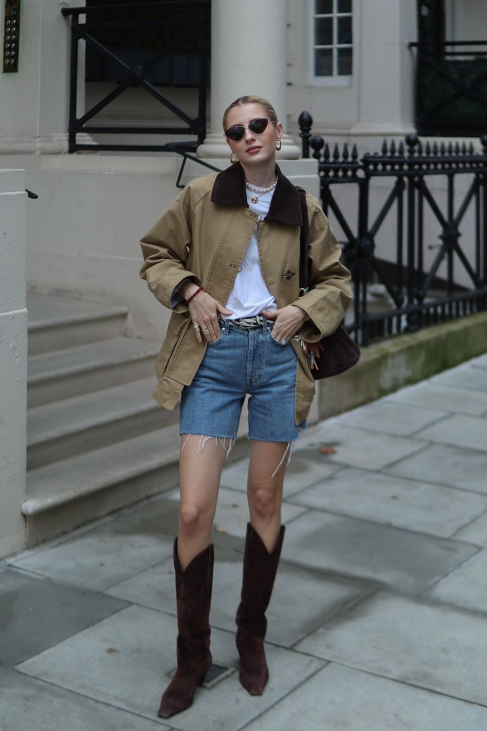 Style champêtre avec chemise à carreaux et bottes lacées.