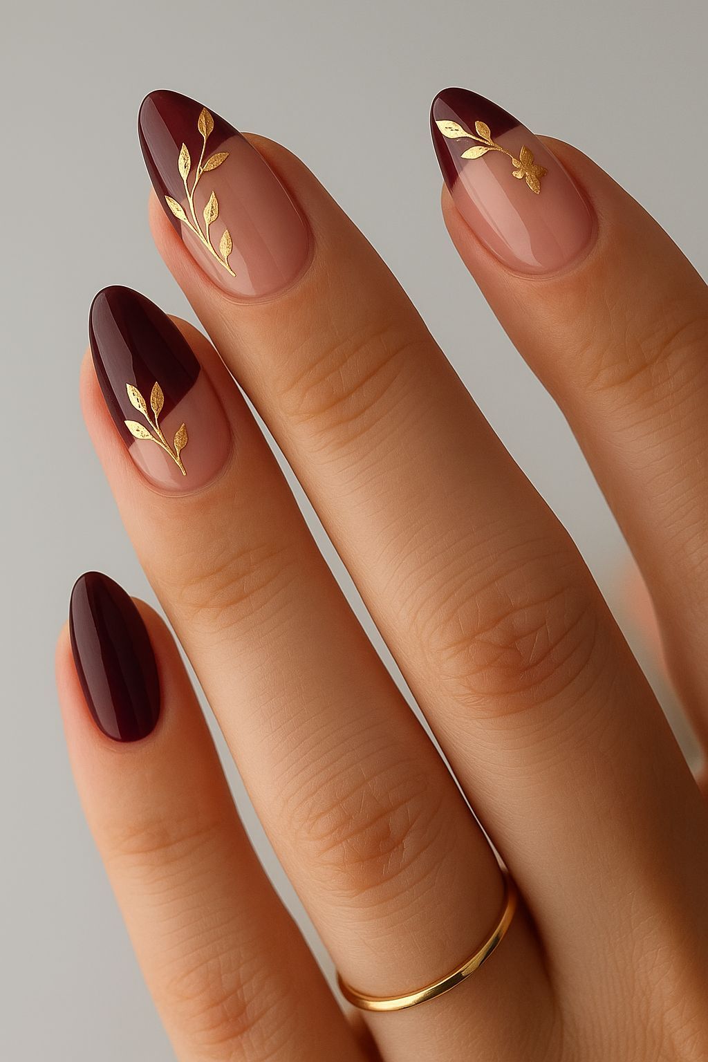 Ongles bordeaux brillants et sophistiqués