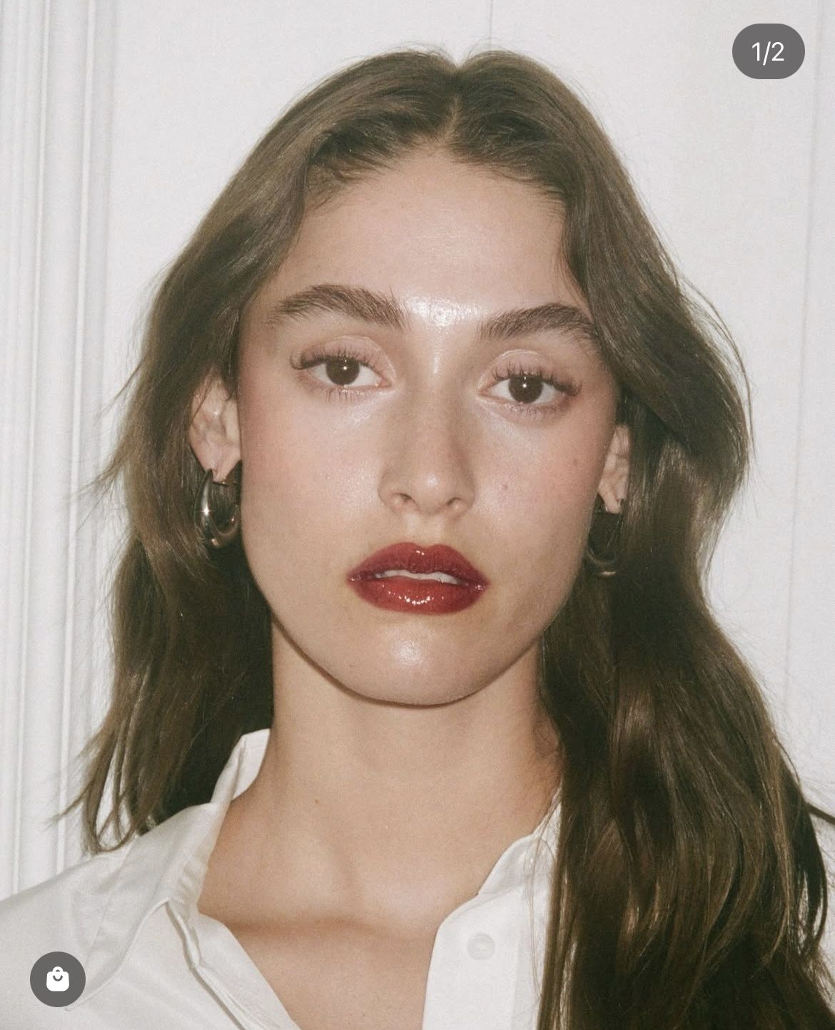 Gloss prune foncé avec effet lèvres brouillées