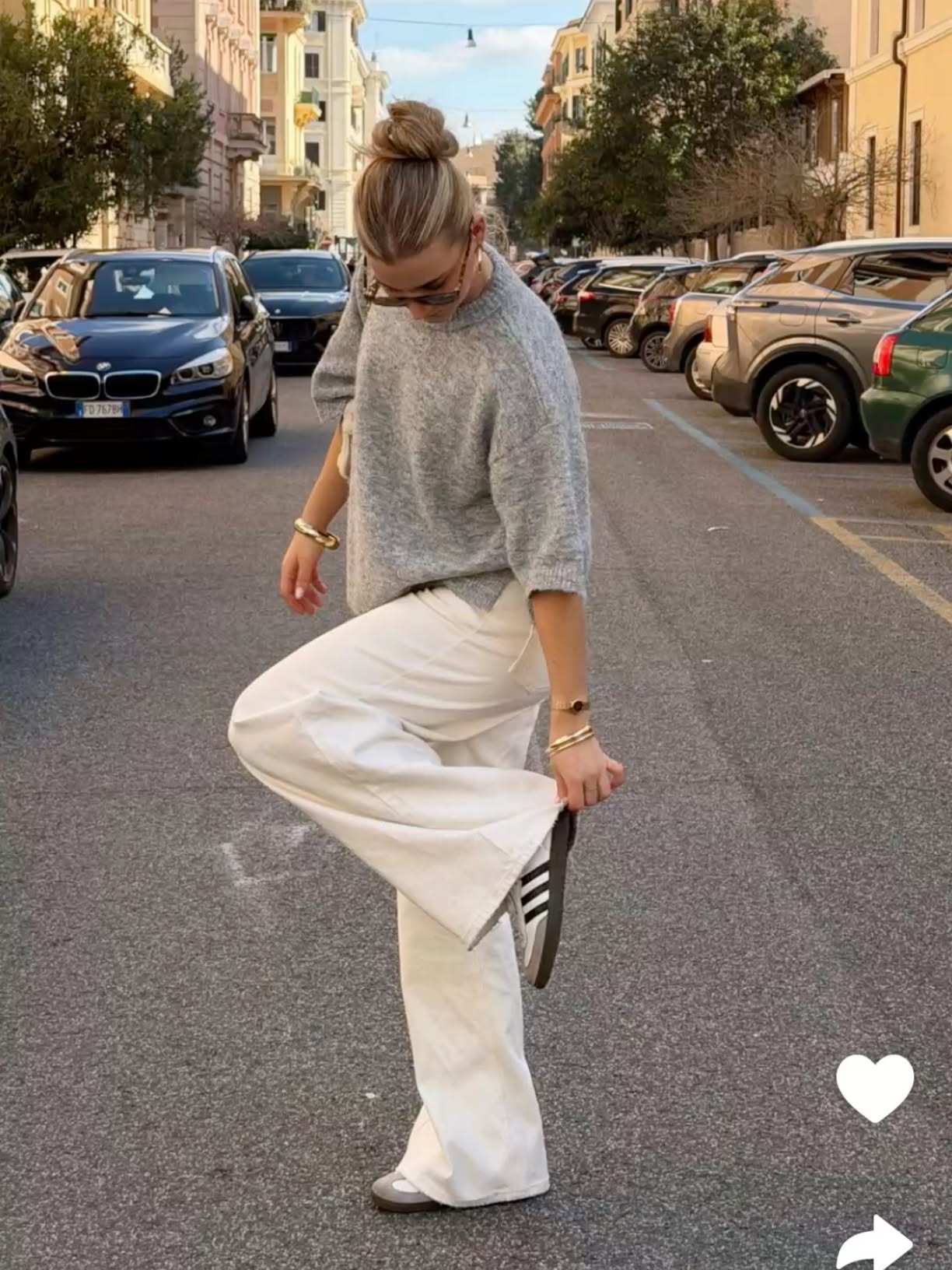 OOTD simple et tendance avec un pantalon blanc.