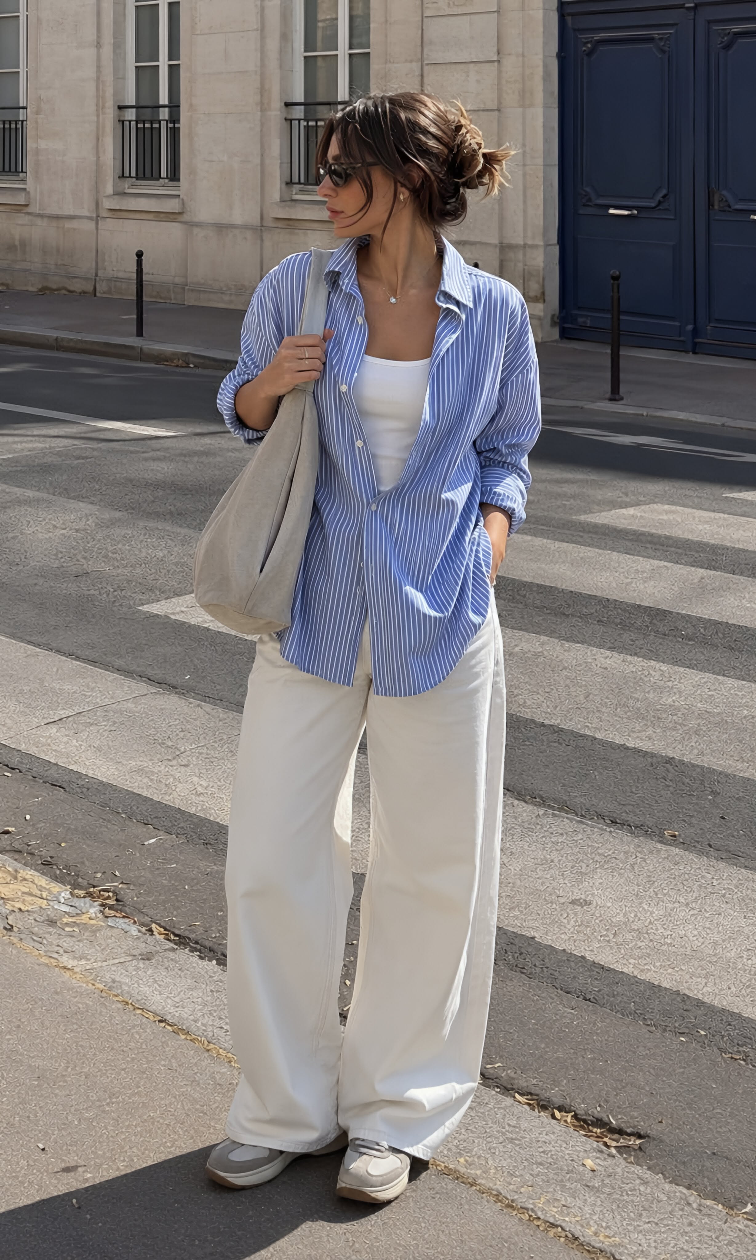 Street style avec jean blanc et rayures bleues pour une touche moderne.